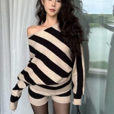 批发复古撞色条纹斜肩长袖套头毛衣女秋季休闲套装针织直筒短裤两件套
