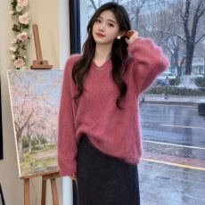 批发水<b class='q'>貂绒</b> 奶fufu玫红色v领毛衣女秋冬慵懒高级感水貂毛针织衫