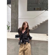 批发法式黑色<b class='q'>波点</b>荷叶边<b class='q'>衬衫</b>女秋v领泡泡袖设计感宽松巨好看雪纺上衣