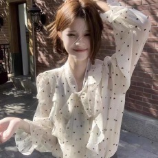 批发2025新款法式高级感荷叶边<b class='q'>波点</b><b class='q'>衬衫</b>女春季设计感绑带宽松别致上衣
