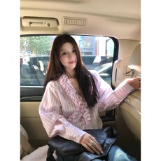批发2025新款早秋粉色条纹V领花蕊边长袖衬衫女<b class='q'>夏</b>季法式慵懒宽松上衣