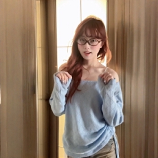 批发蓝色薄款冰丝<b class='q'>长袖</b>针织衫女秋季外搭防晒空调罩衫独特别致露肩上衣