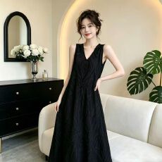 肌理感提花无袖V领连衣裙女夏2026新款流行漂亮赫本风背心长裙子