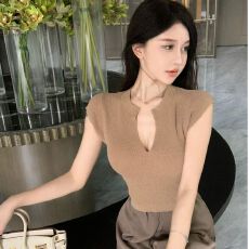 批发温柔风v领短袖修身<b class='q'>针织衫</b>上衣女夏季设计感甜辣妹显瘦<b class='q'>短款</b>咖色T恤