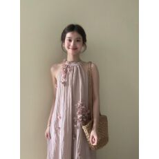 批发法式花朵露肩挂脖连衣裙女夏季仙女温柔甜美裙子海边度假粉色长裙