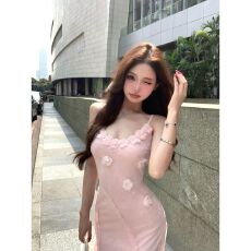 批发法式设计感粉色立体花朵<b class='q'>吊带</b>连衣裙女夏季新款收腰显瘦度假长裙子