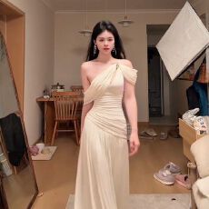 批发法式温柔风一字肩露肩<b class='q'>吊带</b>连衣裙女春季新款收腰显瘦高级感长裙子