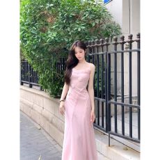 批发法式设计感粉色立体花朵<b class='q'>吊带</b>连衣裙女夏季新款收腰显瘦度假长裙子