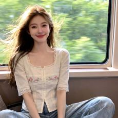 批发法式独特甜美蕾丝花边绣花白色<b class='q'>衬衫</b>女2026<b class='q'>夏季</b>超好看温柔减龄上衣