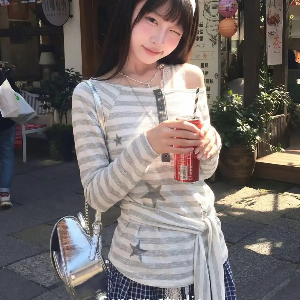 스타 프린팅 루즈핏 원숄더 긴소매 티셔츠 상세 이미지 1