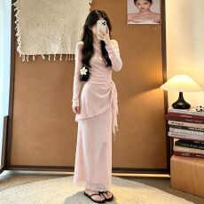 批发高品质柳<b class='q'>同款</b><b class='q'>连衣裙</b>子秋季温柔纯欲粉色斜肩上衣长裙三件套女