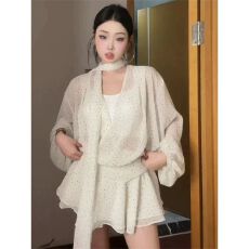 批发高品质法式纯欲温柔风<b class='q'>连衣裙</b>女穿搭复古波点V领挂脖<b class='q'>泡泡袖</b>荷叶