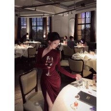 批发酒红色斜领长袖<b class='q'>连衣裙</b>女冬季褶皱修身鱼尾裙子纯欲风开叉包臀长裙