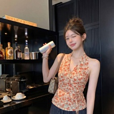 批发夏季新款度假风系带碎花挂脖背心女辣妹收腰洋气甜美<b class='q'>百搭</b>显瘦上衣