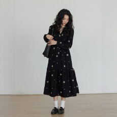 批发黑色复古灯芯绒<b class='q'>连衣裙</b>女长袖<b class='q'>绣花</b>高腰A字裙2025春季新款