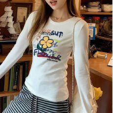 批发上衣打底衫女春秋新款白色圆领正肩<b class='q'>卡通</b>减龄百搭修身辣妹长袖<b class='q'>T</b><b class='q'>恤</b>