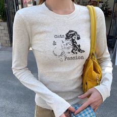 批发美式复古猫咪白色正肩<b class='q'>圆领</b>长袖<b class='q'>T</b><b class='q'>恤</b>女小众设计感修身辣妹上衣打底