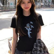 批发圆领正肩短袖<b class='q'>T</b><b class='q'>恤</b>女夏季新款美式小众花朵设计感休闲时尚百搭上衣