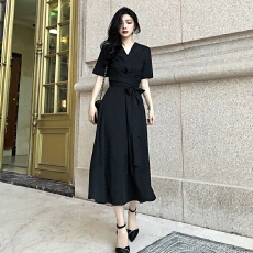 批发欧美高级感2026新款赫本风长裙气质小众黑色<b class='q'>连衣裙</b>修身小黑裙