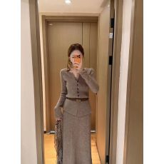 批发2025职业气质套装裙女时尚修身设计感V领开叉上衣半裙两件套