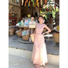 批发陳文文xenl蝶梦霓裳粉色吊带不规则连衣裙钉珠清迈度假风长裙