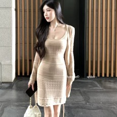 何晨曦 海边度假穿搭手工钩花冰丝中长款开衫+收腰修身吊带裙套装