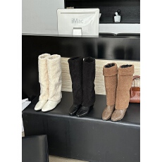 批发2025年秋冬小众坡跟尖头毛毛新品鞋长筒靴长靴女新款尖头套筒