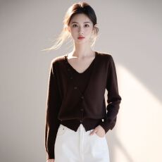 批发实拍~小众设计假两件V领长袖<b class='q'>针织衫</b>2026新款韩系宽松显瘦百搭<b class='q'>毛衣</b>