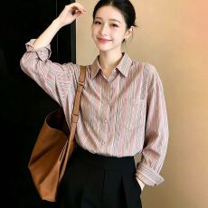批发实拍~休闲翻领单排扣长袖条纹<b class='q'>衬衫</b>单口袋宽松下摆百搭气质上衣女