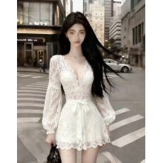 批发秋冬季2025氛围感仙女裙白色<b class='q'>蕾丝</b>深V领修身长袖收腰系带<b class='q'>连衣裙</b>女