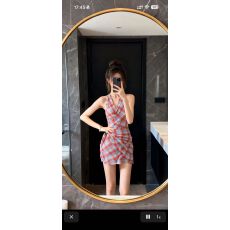 批发法式温柔知性风氛围感V领<b class='q'>无袖</b>露肩修身收腰格子<b class='q'>连衣裙</b>女时尚女装