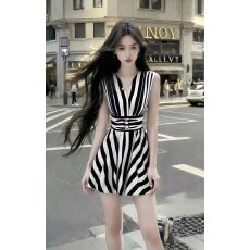 批发轻奢优雅高端大气<b class='q'>条纹</b>V领修身无袖收腰显瘦连衣裙女时尚气质<b class='q'>短裙</b>