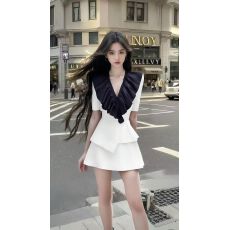 批发轻奢优雅高端大气珍珠白V领短袖收腰连衣<b class='q'>裙</b>时尚显瘦氛围感<b class='q'>裙</b>子