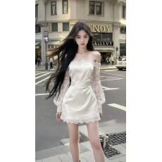 批发<b class='q'>秋</b>冬季氛围感白色蕾丝拼接一字肩露肩抹胸修身长袖收腰包臀连衣裙