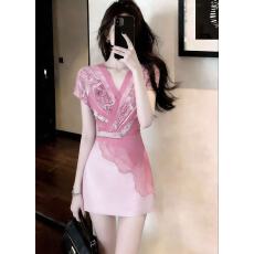 批发法式温柔知性风时尚高端大气粉色V领收腰设计感氛围感<b class='q'>连衣裙</b>女