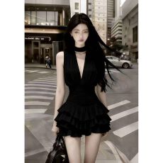 批发时尚高级感纯欲风<b class='q'>白色</b>深V领褶皱设计感长袖收腰漂亮出片连衣裙女