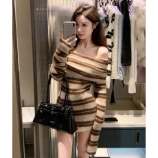 批发法式纯欲性感辣妹<b class='q'>一字肩</b>条纹针织衫<b class='q'>上衣</b>女秋季高级感修身露肩毛衣