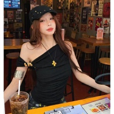 批发带胸垫红色斜肩不规则<b class='q'>吊带</b><b class='q'>背心</b>小蛇烫钻设计感收腰辣妹短款上衣