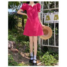 批发2026年夏季新款纯欲风甜美气质泡泡袖<b class='q'>连衣裙</b>女红色格纹减龄吊带裙