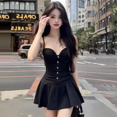 批发法式气质高级感赫本风黑色吊带<b class='q'>连衣裙</b>女纯欲性感收腰显瘦百褶短裙