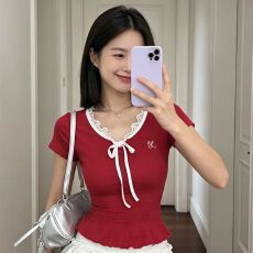 批发蝴蝶结蕾丝V领短袖女春季穿搭设计感收腰红色<b class='q'>T</b><b class='q'>恤</b>短款<b class='q'>修身</b>辣妹上衣