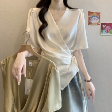 批发实拍法式醋酸缎面V领短袖衬衫女夏大码胖mm高级感不规则收腰上衣