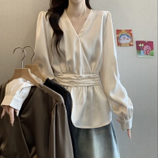 批发实拍高级感缎面V领长袖衬衫女秋大码胖mm显瘦气质收腰遮肚子上衣