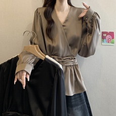 批发实拍高级感缎面V领<b class='q'>长袖</b>衬衫女秋大码胖mm显瘦气质收腰遮肚子上衣