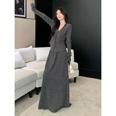 名媛秋冬新款温柔风立体花朵V领针织衫女纯色高腰半身裙两件套装