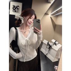 批发V领<b class='q'>长袖</b><b class='q'>t</b><b class='q'>恤</b>女蕾丝花边设计感上衣