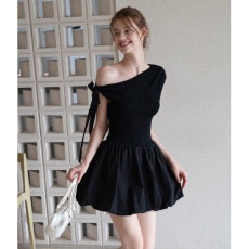 批发甜辣妹蝴蝶结露肩<b class='q'>连衣裙</b>女夏季白色纯欲收腰斜肩<b class='q'>花苞</b>短裙