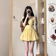 批发黄色蝴蝶结系带吊带<b class='q'>连衣裙</b>女夏初恋甜美设计感a字<b class='q'>花苞</b>蓬蓬短裙