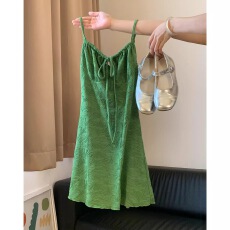 批发法式绿色吊带裙碎花<b class='q'>连衣裙</b>子女夏季2026新款海边度假性感收腰短裙