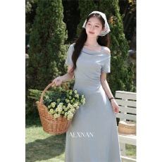 批发法式<b class='q'>一字肩</b>蓝色<b class='q'>连衣裙</b>子女初夏季2026新款巨好看海边度假露肩长裙